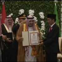 raja-salman-dianugerahi-bintang-republik-adipurna-oleh-presiden-jokowi