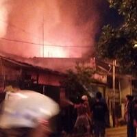 kebakaran-hebat-di-pademangan-timur-sejumlah-warga-panik-berlarian