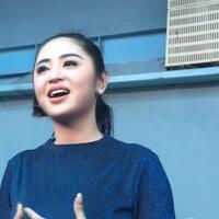 syahrini-dan-ayu-ting-ting-gabung-depe-kumpulkan--saweran--buat-pengobatan-jupe