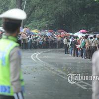 sambut-raja-salman-di-tengah-hujan-deras-pelajar-meneriakkan-keinginannya-ini