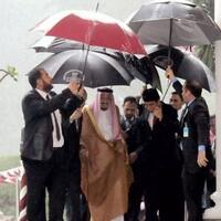 hujan-deras-presiden-jokowi-ikut-payungi-raja-arab