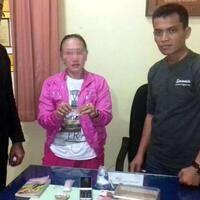 seorang-perempuan-sedang-konsumsi-sabu-saat-polisi-menggerebek-rumahnya
