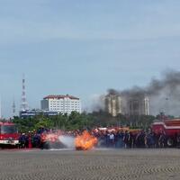 lihat-damkar-demo-padamkan-api--ih-mereka-jago-jago-banget