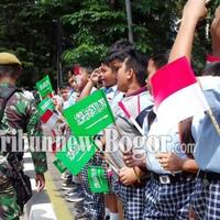 ratusan-siswa-sd-penuhi-kawasan-tugu-kujang-bersiap-menyambut-raja-salman