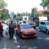 pedagang-asongan-berjualan-di-tengah-keramaian-warga-bogor-tunggu-raja-salman