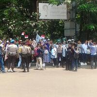 sekelompok-orang-bertahan-sambut-raja-salman-meskipun-sudah-diusir-polisi