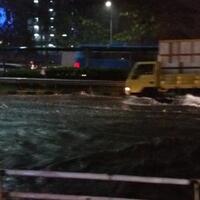 imbas-genangan-lalu-lintas-di-sejumlah-jalan-di-jakarta-selatan-macet