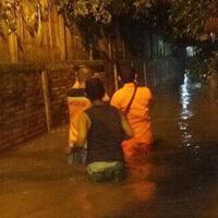 tim-sar-evakuasi-warga-petogogan-yang-rumahnya-terendam-banjir