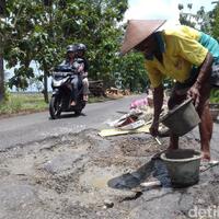 begini-aksi-mbah-sadiyo-tambal-jalan-berlubang-sendirian
