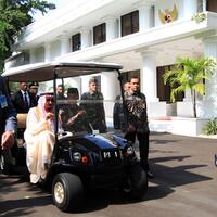 ratusan-sopir-mobil-mewah-bersiap-layani-raja-salman