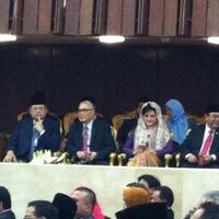 sby-duduk-bersebelahan-dengan-try-soetrisno