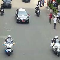 curi-curi-jam-kerja-demi-abadikan-konvoi-raja-salman