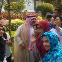 pegawai-istana-ajak-selfie-rombongan-raja-salman