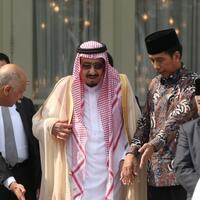 kunjungi-masjid-istiqlal-raja-salman-berikan-potongan-kiswah-sebagai-tanda-kasih