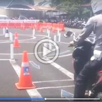 polisi-ini-ditantang-ibu-ibu-yang-kesal-tak-lulus-ujian-sim-c-berhasilkah