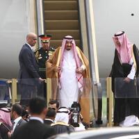 raja-salman-bawa-tv-80-inci-dan-kursi-senilai-rp-17-miliar-ke-bali