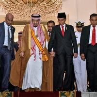 lihat-foto-jokowi-genggam-erat-tangan-raja-salman-mirip-soekarno-gandeng-raja-saud