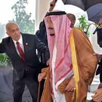 foto-jokowi-kehujanan-payungi-raja-salman-memicu-banjir-pujian-dari-netizen