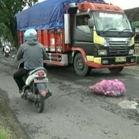 kisah-mbah-sadiyo-pemulung-yang-sukarela-menambal-lubang-jalan-di-sragen