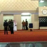 bangku-untuk-salat-raja-salman-di-masjid-istiqlal-berwarna-emas-bersarung-biru-tua