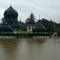 banjir-besar-di-sumatera-barat-terlihat-masjid-raya-ini-hanya-terlihat-kubahnya-saja