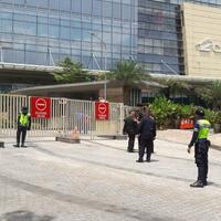 raja-salman-salat-jumat-di-ballroom-hotel-raffles