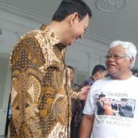 ahok-dihadiahi-kaus-bergambar-ahok-salaman-dengan-raja-salman