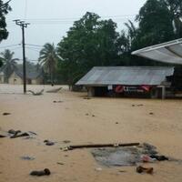 korban-banjur-limapuluh-kota-bertahan-di-atap-rumah