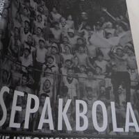 ketika-orang-inggris-menuangkan-kecintaannya-pada-sepak-bola-indonesia-di-buku