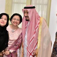 raja-salman-hadapi-hujan--selfie--dalam-kunjungannya-ke-asia