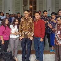 ahok-sudah-ditunggu-ratusan-warga-yang-ingin-berfoto-dan-mengadu
