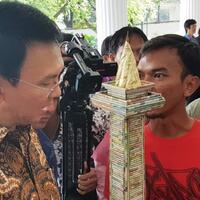 ingin-gabung-dengan-pasukan-oranye-reja-berikan-miniatur-monas-kepada-ahok