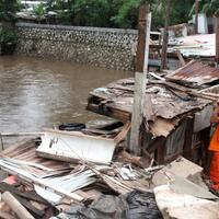 sudin-pkp-cari-sumarsih-yang-hanyut-di-kali-krukut-sejak-3-hari-lalu