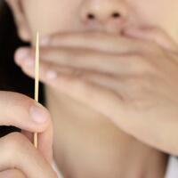 6-bahaya-ngeri-tak-terduga-saat-kamu-pakai-tusuk-gigi-sudah-tahu