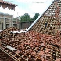 rumah-orang-tua-ketua-dprd-karanganyar-ambruk-tiga-pekerja-patah-kaki