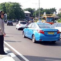 polwan-berhijab-siaga-di-pintu-masuk-bandara-halim-perdanakusuma-sambut-raja-salman