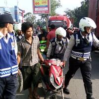 terobos-lampu-merah-anggota-tni-tewas-dilindas-truk-fuso