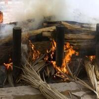 sadis-masih-hidup-wanita-ini-dikremasi