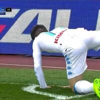 as-roma-vs-napoli-usai-bikin-gol-dries-mertens-peragaan-gaya-anjing-pipis