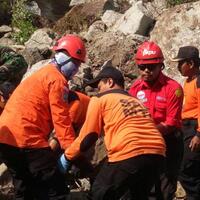 pencarian-tugiyem-korban-longsor-di-dusun-jentir-dihentikan-sementara