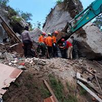 jenazah-tugiyem-terjepit-reruntuhan-rumah-tulang-tulangnya-patah