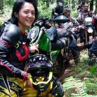 poppy-sovia-naik-motor-trail-menaklukkan-lumpur-di-gunung-galunggung