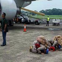 139-anggota-polri-langsung-sujud-syukur-saat-injakan-kaki-di-tanah-air