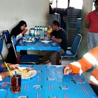 reno-lahap-makan-nasi-lauk-lele-setelah-berhasil-diselamatkan-akibat-hanyut-di-sungai
