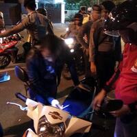 enam-orang-bawa-senjata-tajam-dan-narkoba-diamankan