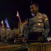 ketika-para-polisi-muda-anggota-sabhara-polda-jateng-bermain-angklung