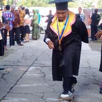 temannya-naik-mobil-ke-kampus-untuk-wisuda-stevanus-malah-gunakan-skateboard