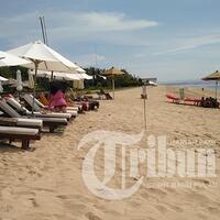 pengunjung-pantai-geger-tak-terganggu-ketatnya-pengamanan-raja-salman