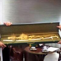 kerajaan-arab-saudi-beri-cendera-mata-pedang-emas-kepada-polri