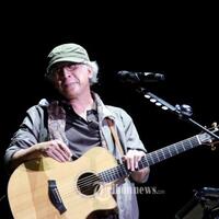 iwan-fals-sempat-menari-kuda-lumping-di-panggung-java-jazz